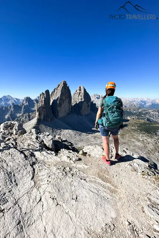 Reisebloggerin Biggi Bauer auf dem Gipfel des Paternkofels mit Blick auf die Drei Zinnen
