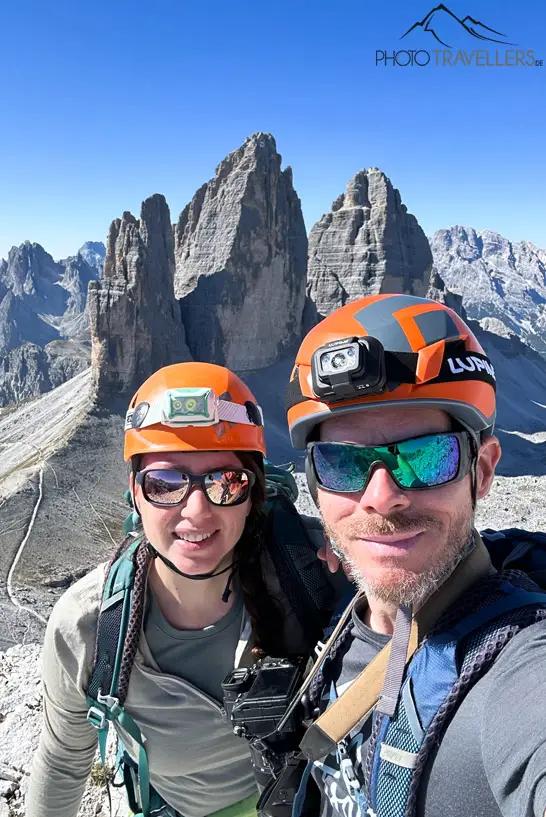 Die Reiseblogger Biggi Bauer und Florian Westermann auf dem Gipfel des Paternkofels mit Blick auf dei Drei Zinnen