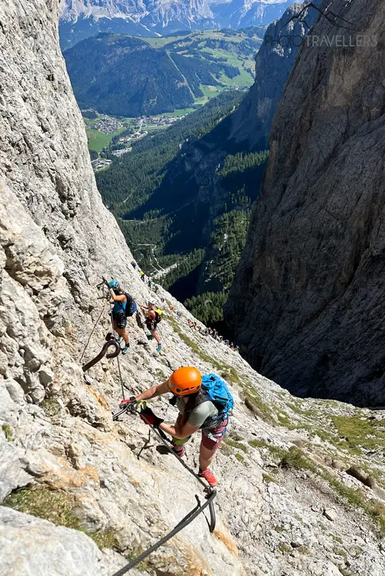 Reisebloggerin Biggi Bauer mit anderen Klettersteiggehern in der zweiten Steilwand des Pisciadù-Klettersteigs