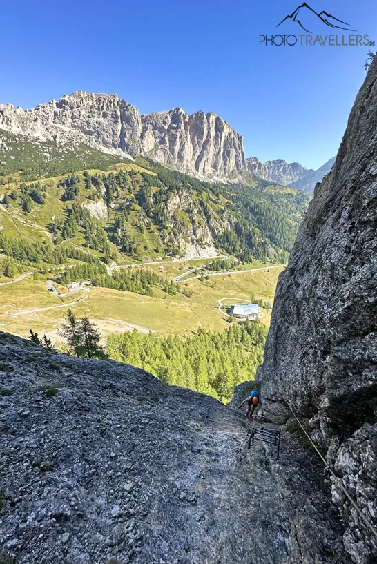 Reisebloggerin Biggi Bauer in der ersten Steilwand des Pisciadù-Klettersteigs