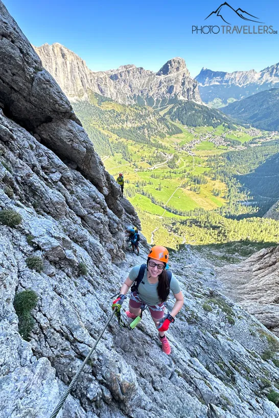 Reisebloggerin Biggi Bauer in der zweiten Steilwand des Pisciadù-Klettersteigs