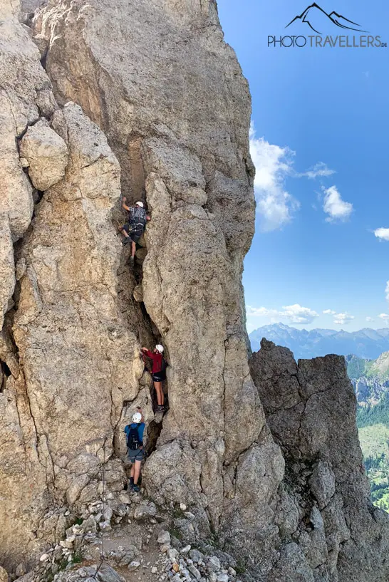 Klettersteiggeher klettern eine Spalte am Masaré-Klettersteig nach oben