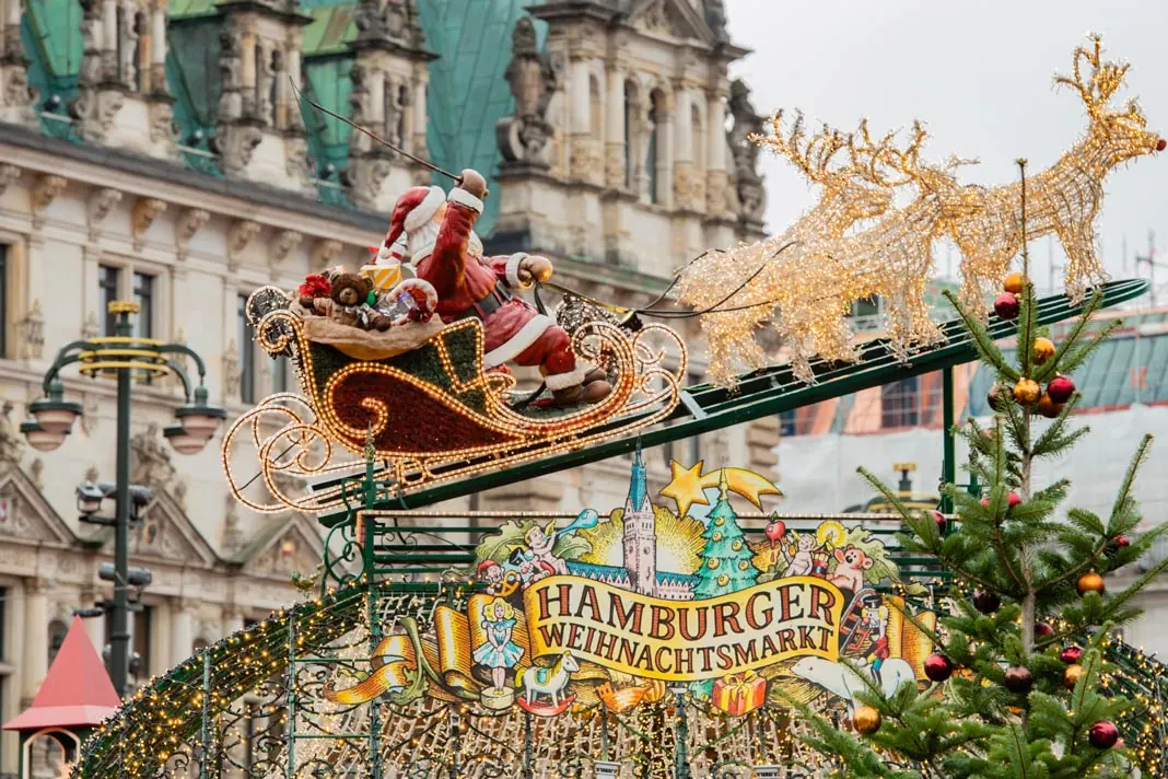 Der fliegende Weihnachtsmann in seinem Schlitten auf dem Hamburger Weihnachtsmarkt