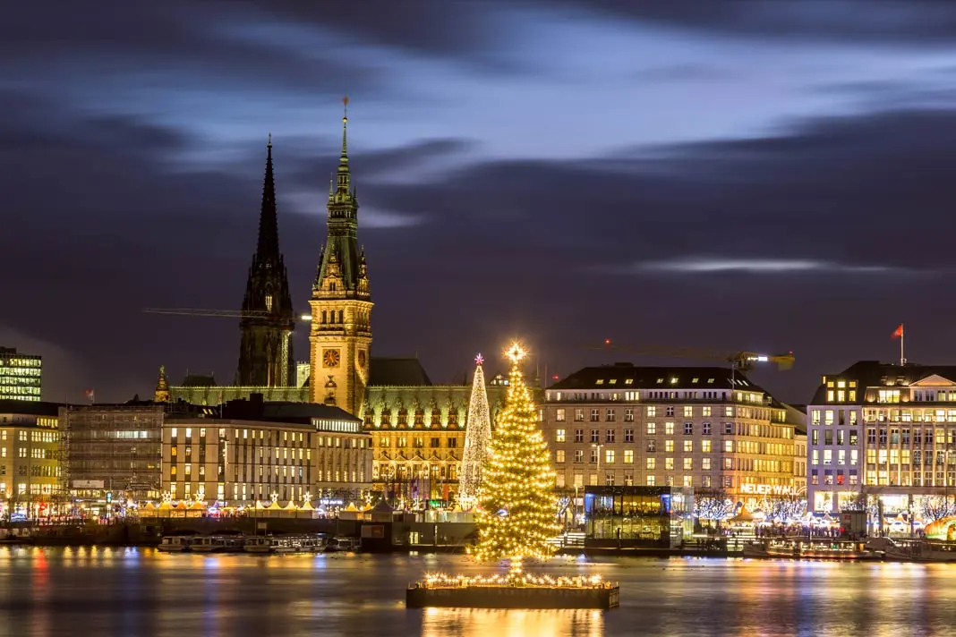 Blick auf die weihnachtlich erleuchtete Innenstadt in Hamburg