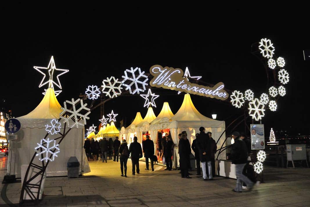 Blick auf weiße Pagodenzelte auf einem Weihnachtsmarkt in Hamburg