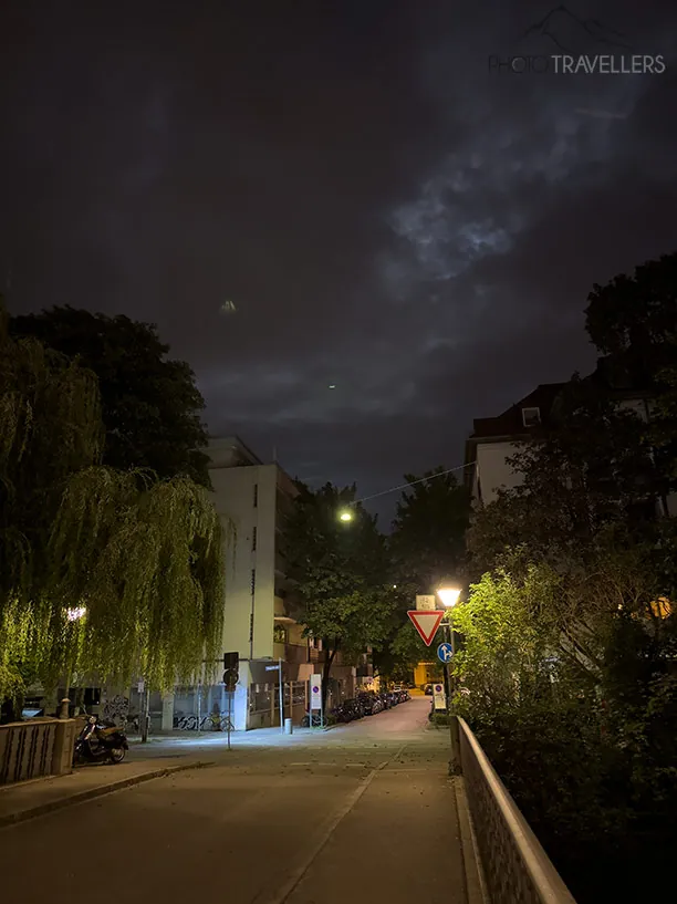 Eine Straße in München in der Nacht, aufgenommen mit dem iPhone 14 Pro Max