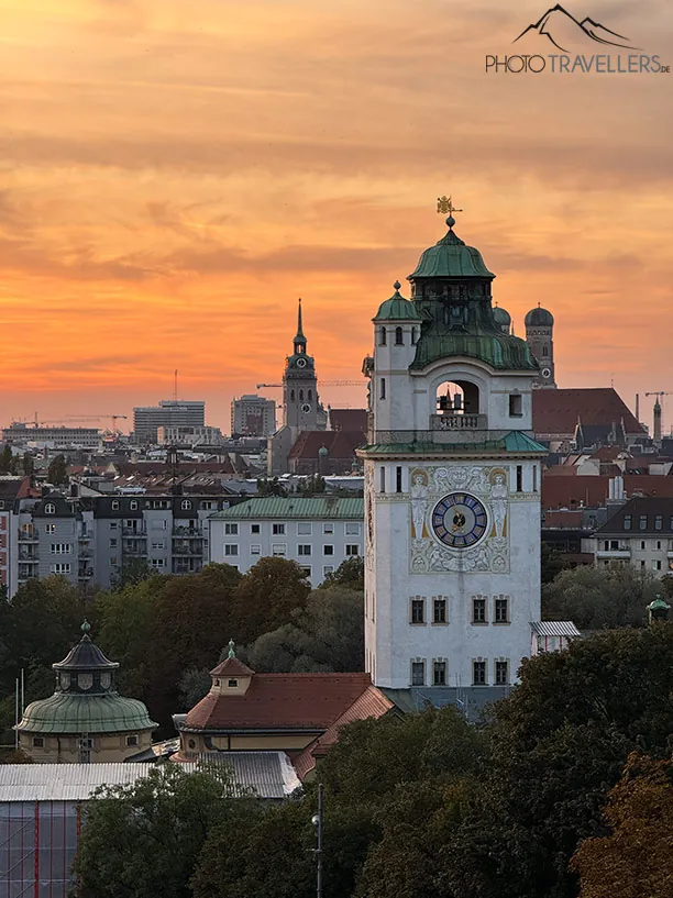 Der Blick am Abend über München, aufgenommen mit der 5x-Telefotokamera des iPhone 15 Pro Max