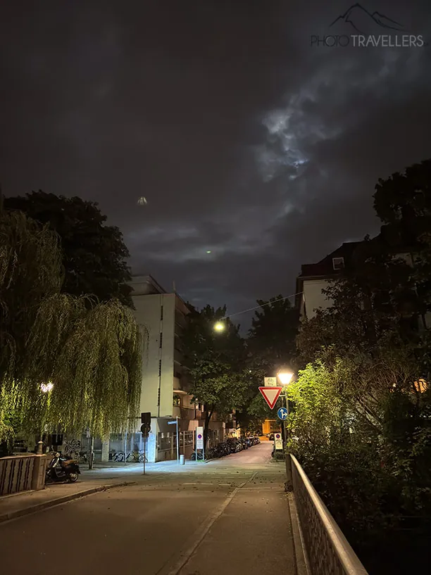 Eine Straße in München in der Nacht, aufgenommen mit dem iPhone 15 Pro Max