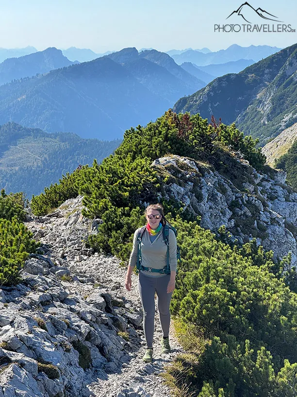 Reisebloggerin Biggi Bauer in den Alpen, fotografiert mit dem iPhone 15 Pro Max mit 120 mm Brennweite