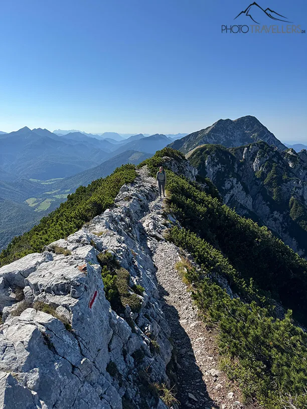 Reisebloggerin Biggi Bauer in den Alpen, fotografiert mit dem iPhone 15 Pro Max mit 24 mm Brennweite