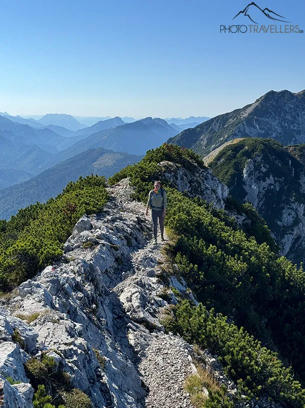 Reisebloggerin Biggi Bauer in den Alpen, fotografiert mit dem iPhone 15 Pro Max mit 48 mm Brennweite