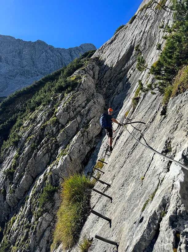 Reiseblogger Florian Westermann auf einem Klettersteig, aufgenommen mit der Hauptkamera vom iPhone 15 Pro Max