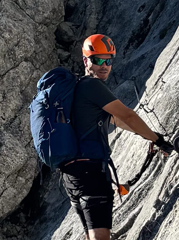 Reiseblogger Florian Westermann auf einem Klettersteig, aufgenommen mit der Hauptkamera vom iPhone 15 Pro Max, in der 100-Prozent-Ansicht