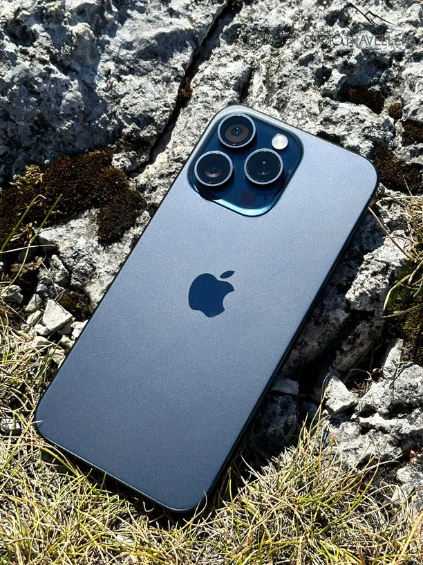 Das iPhone 15 Pro Max in blau