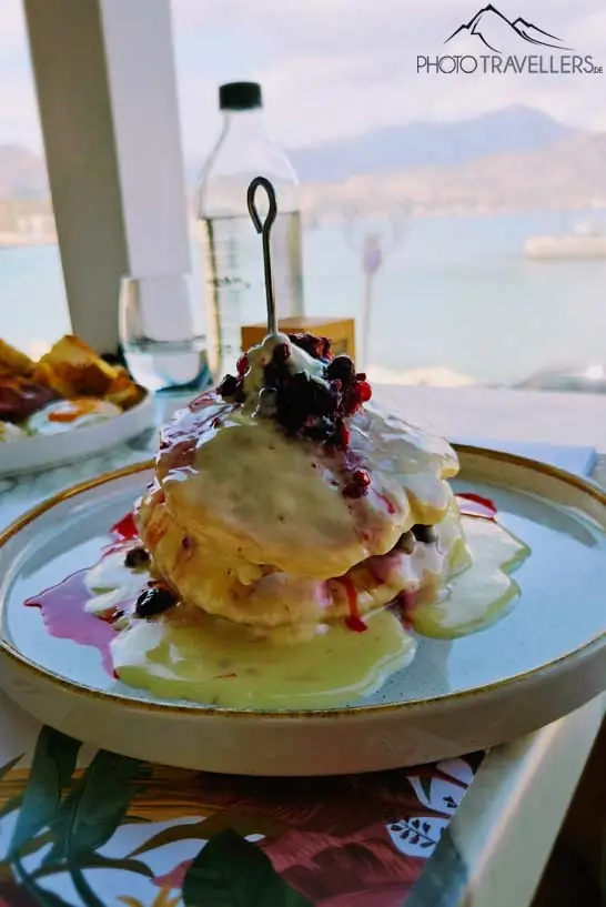 Pancakes mit Sauce in einem Restaurant auf Karpathos