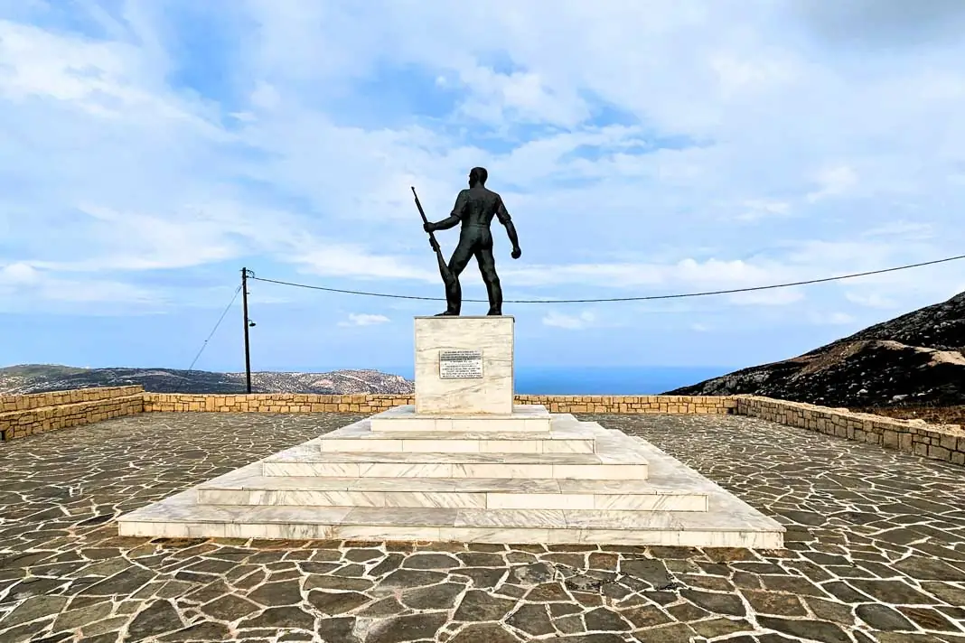 Das sehenswerte Denkmal zu Ehren gefallener Soldaten im Ort Menetes auf Karpathos