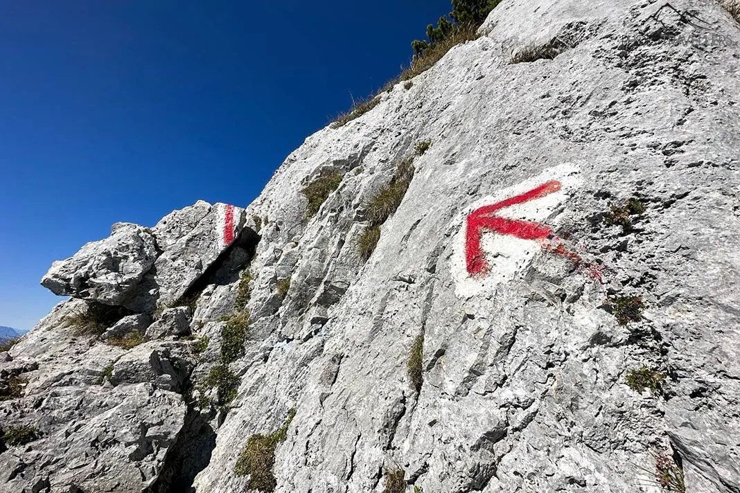 Eine Wegmarkierung auf einem Felsen auf dem Steinerne Jäger Steig