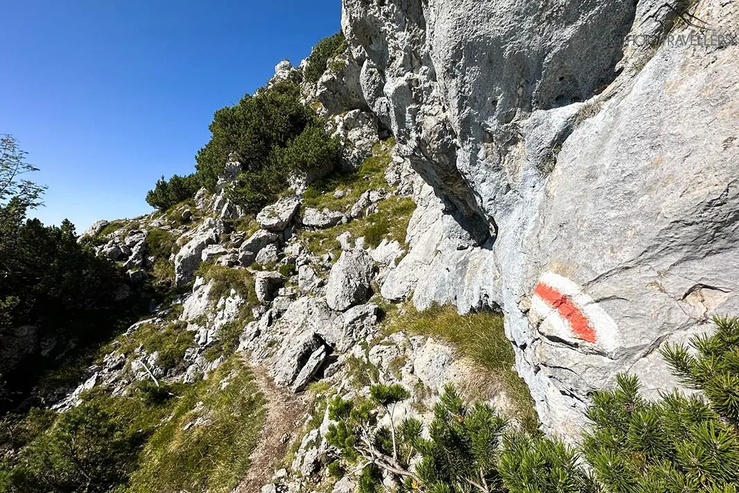 Eine rot-weiße Wegmarkierung auf dem Steinerne Jäger Steig
