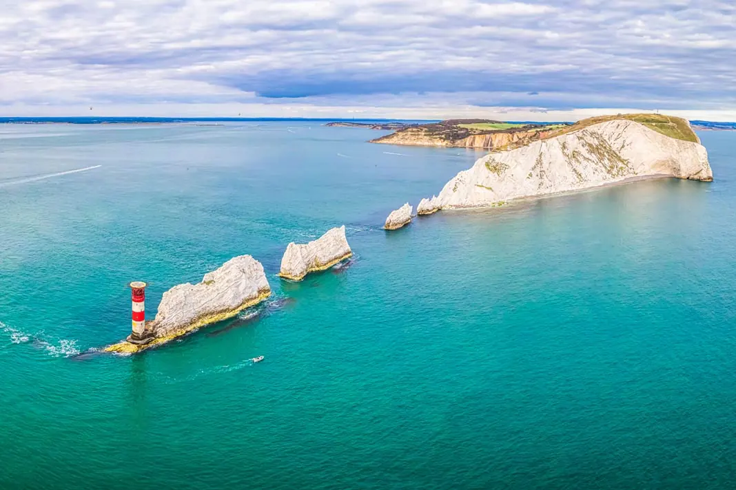 Blick auf die berühmten Kreidefelsen vor der Isle of Wight in England aus der Luft