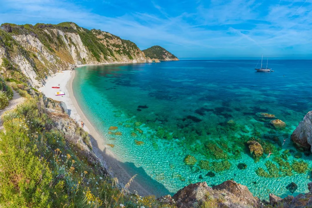Blick von oben auf die spektakuläre Küste auf Elba in die Bucht der Spiaggia di Sansone