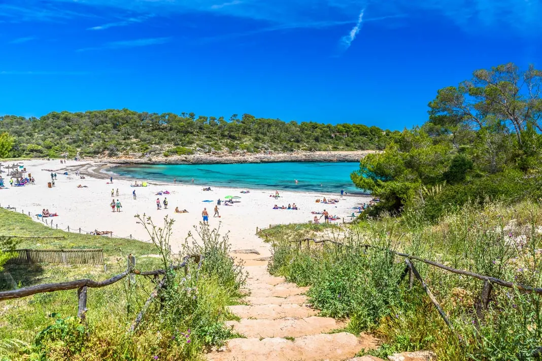 Blick auf die Bucht Cala S’Amarador auf Mallorca mit dem Weg zum Strand