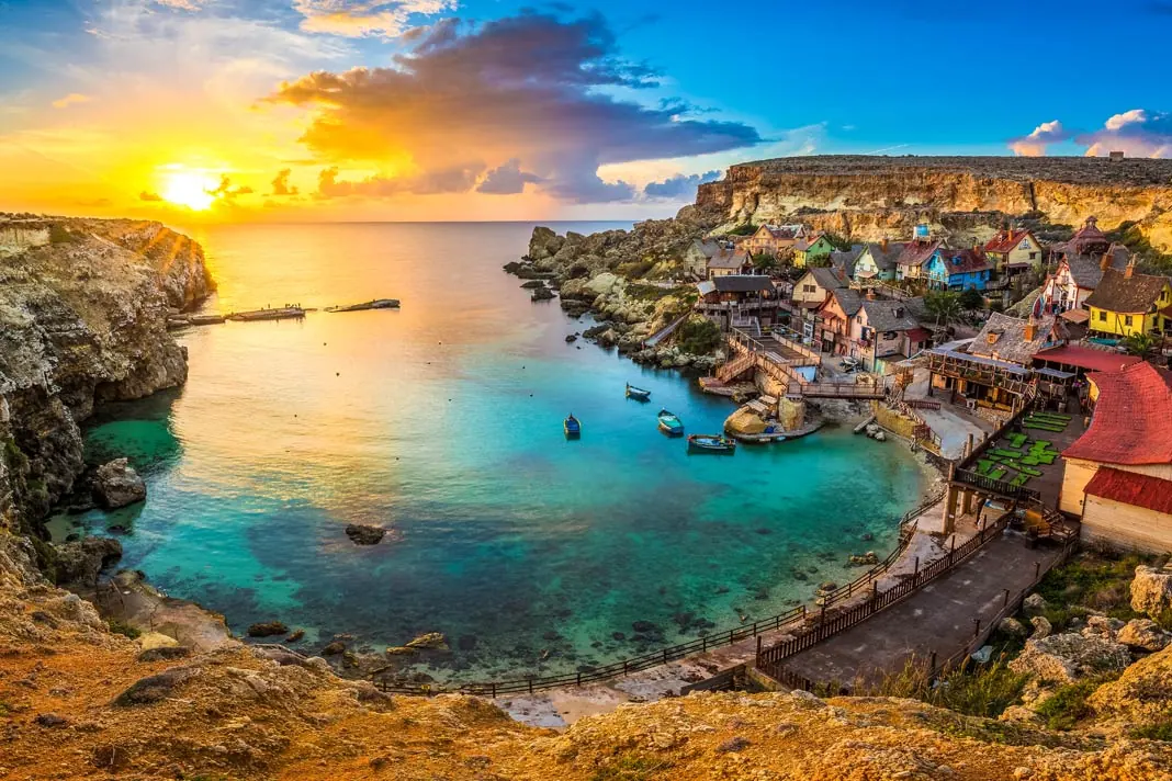 Blick auf den Anchor Bay von oben mit dem Popeye Village an der rechten Küste in Malta 