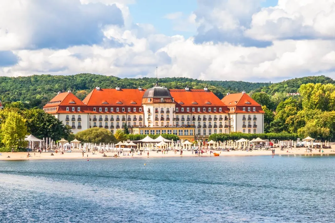 Blick auf den Strand von Sopot, auf dem das Grand Hotel in Polen steht
