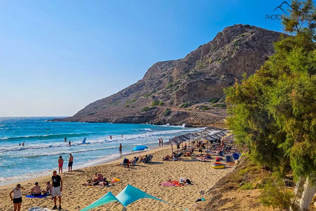 Viele Badegäste tummeln sich am Strand von Agios Nikolaos