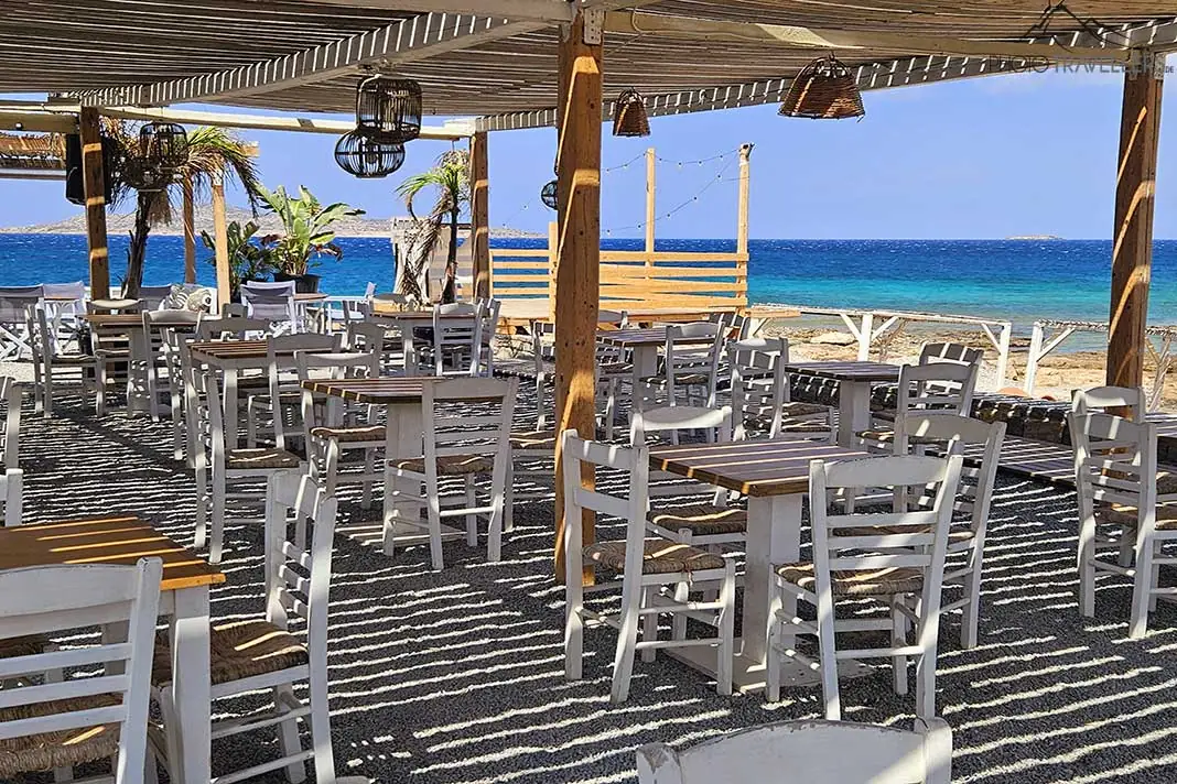 Auf der Terrasse der Taverna Ammoua Beach gibt es genügend freie Stühle