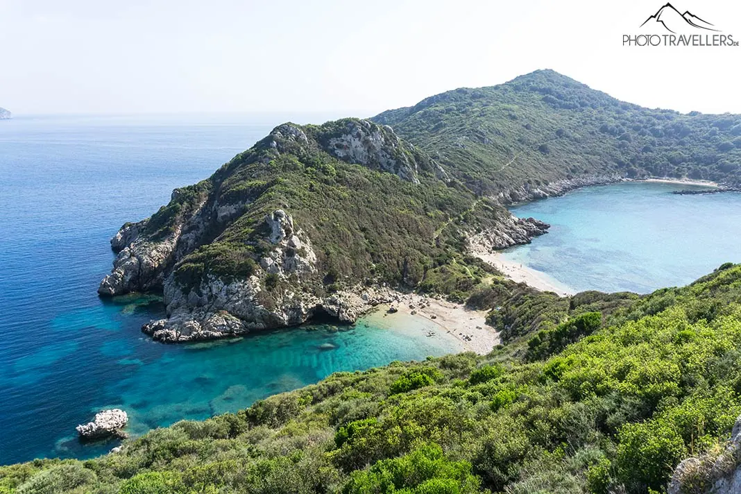 Blick von oben auf zwei aneinander gelegene Badebuchten in Korfu - der Porto Timoni Beach ist einer der schönsten Europas