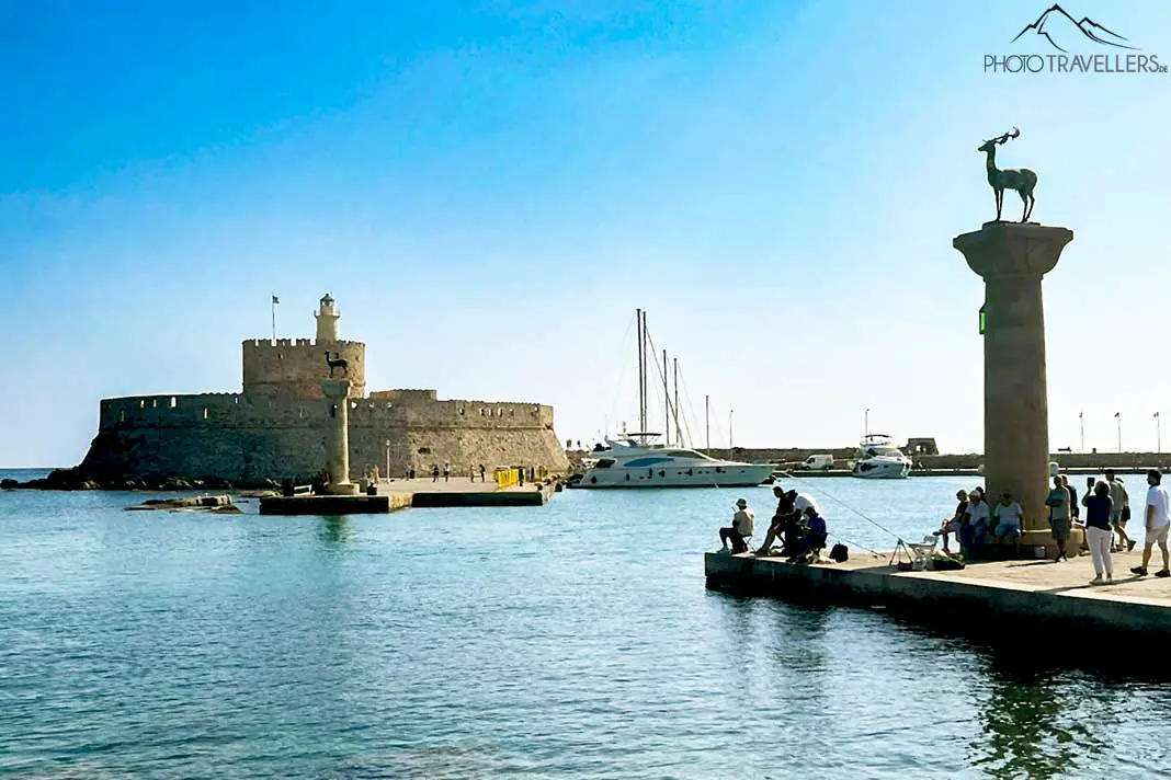 Der Wappenhirsch thront auf einer Säule im Hafen von Rhodos