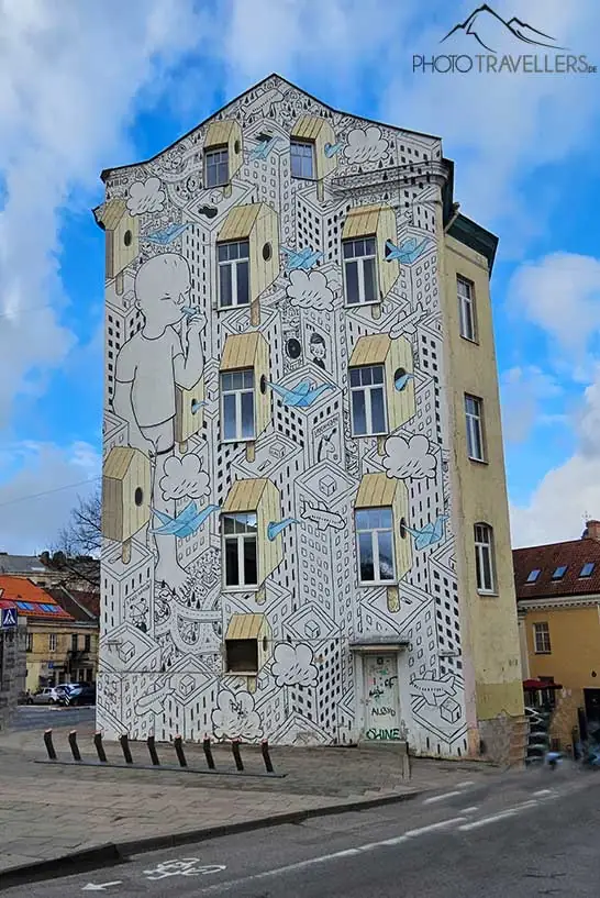 Mit Grafiti besprühte Häuserfassade am Bahnhof von Vilnius