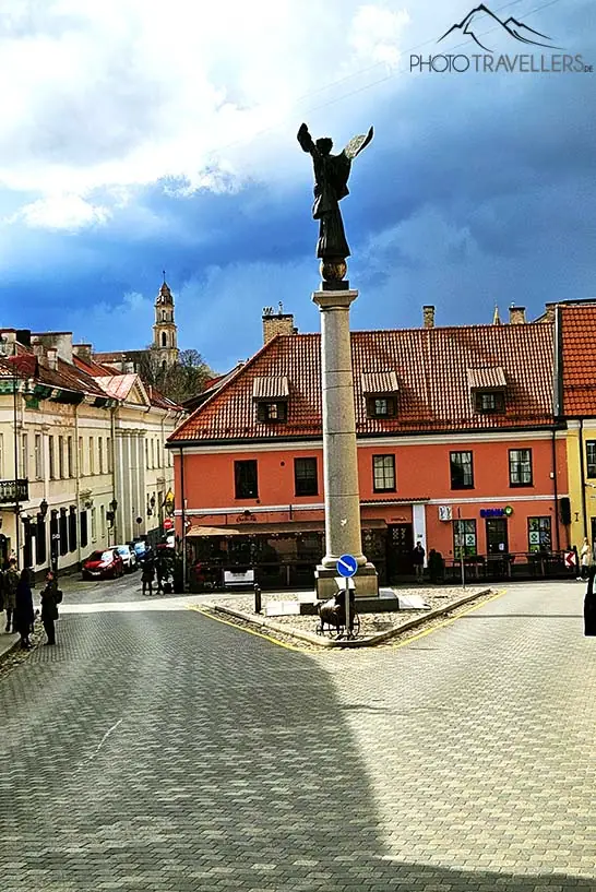 Die Statue des Erzengel Gabriels auf einem Vorplatz in Uzupis in Vilnius