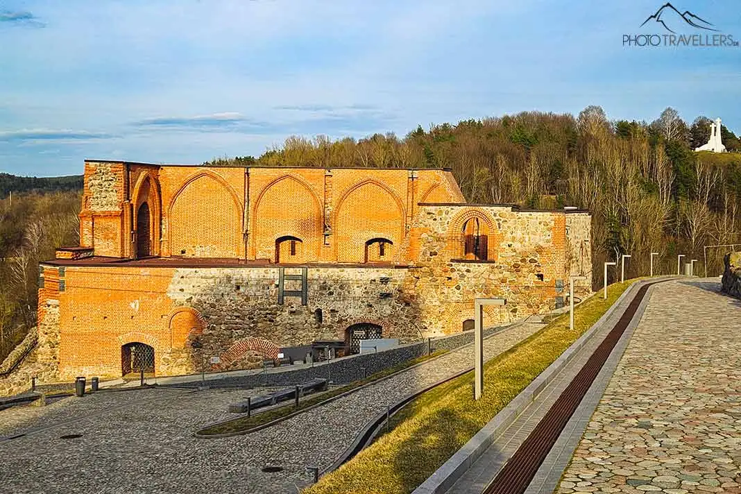 Die Backsteinruine des Herzoglichen Palasts auf dem Gediminas-Hügel in Vilnius