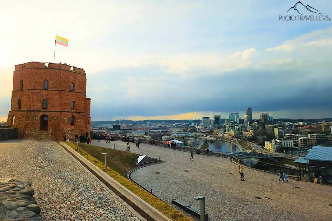 Der rote Gediminas-Turm in Vilnius mit Blick auf die Stadt
