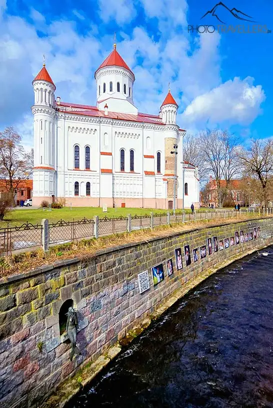 Das strahlend weiße Kathedrale Maria Himmelfahrt am Fluss Vilnia in Vilnius
