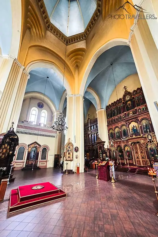 Die fünfstöckige Ikonostase in der Kathedrale Maria Himmelfahrt in Vilnius