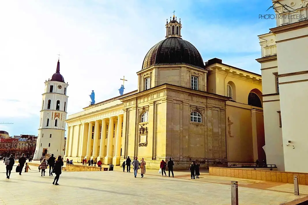 Fußgänger vor der Kathedrale von Vilnius mit dem Glockenturm