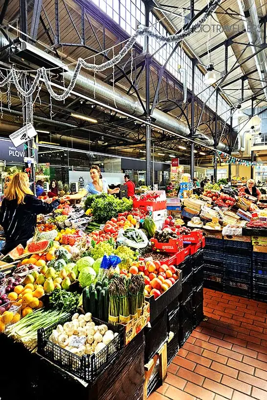 Gemüsestand mit unterschiedlichen Waren in der Markthalle von Vilnius