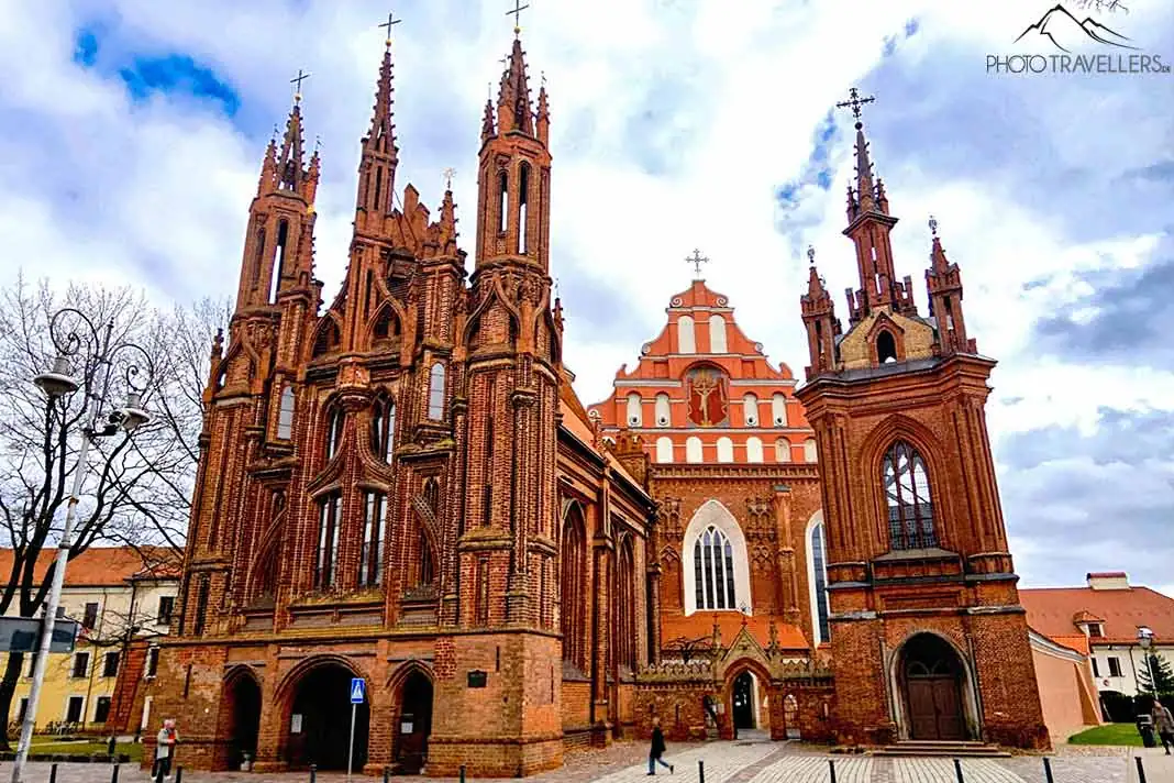 Filigrane Verzierungen schmücken die aus roten Backstein erbaute Sankt Anna-Kirche in Vilnius