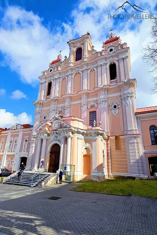Die Barockfassade der Kirche St. Kasimir in Vilnius erstrahlt in einem zartrosa Farbton