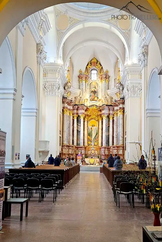 Weiße Säulen und die prächtige Kuppel der Kirche Sankt Kasimir in Vilnius