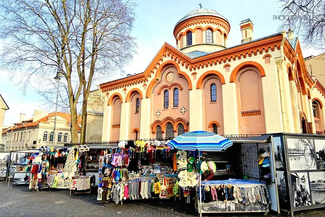 Kleine Marktstände reihen sich vor einer Kirche auf