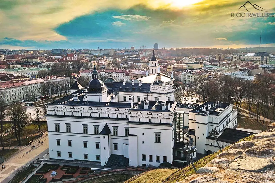 Der Blick auf das Schloss der Großfürsten in Vilnius mit seinen Türmen und Kuppeln