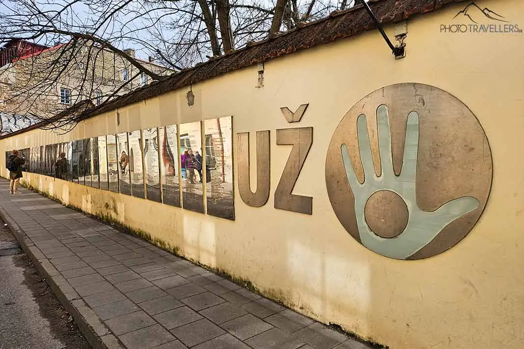Die Wandtafeln mit der Verfassung von Uzupis in Vilnius