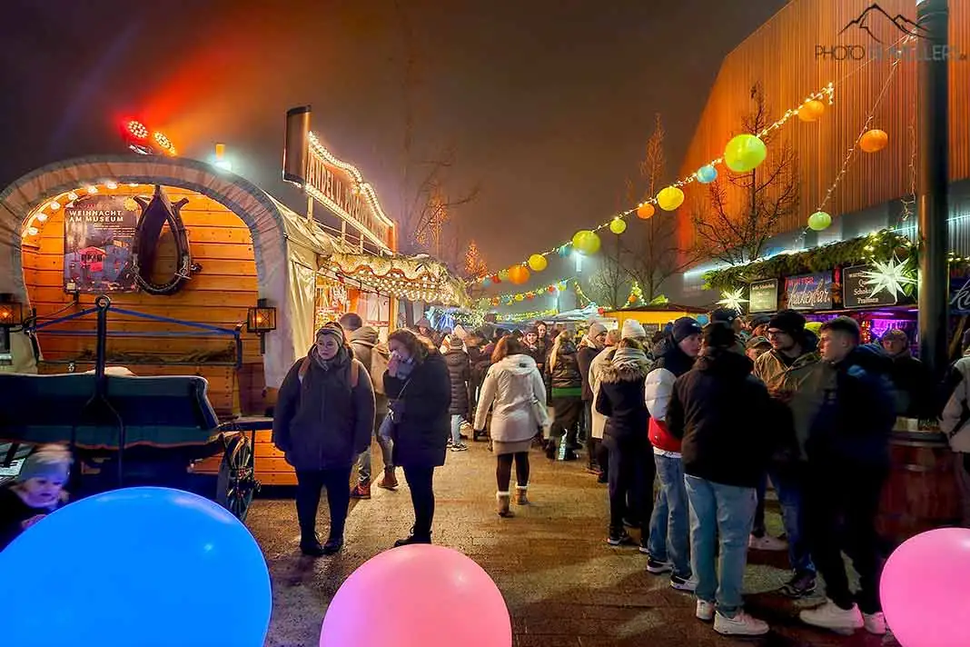 Menschen und bunte Lampions am Adventsmarkt am Haus der Bayerischen Geschichte