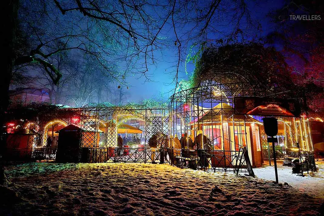 Farbige Lampen zieren die Weihnachtshütten im Dörnbergpark