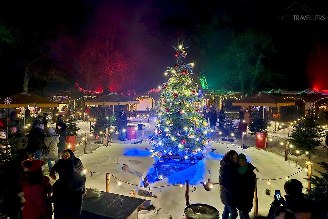 Schneebedecktes Rondell mit Christbaum in der Mitte im Dörnbergpark