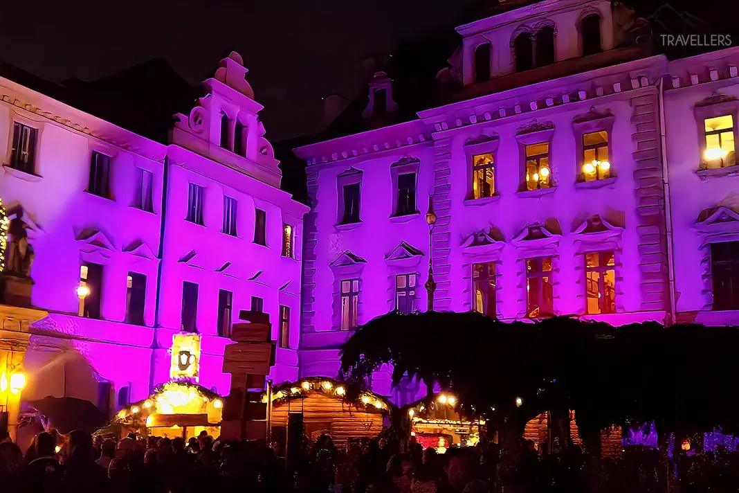 Weihnachtsbuden vor der beleuchteten Fassade von Schloss Thurn und Taxis