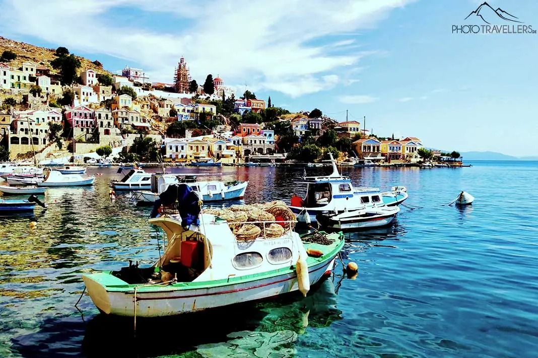 Bunte Fischerboote ankern im Hafen Gialos auf Symi